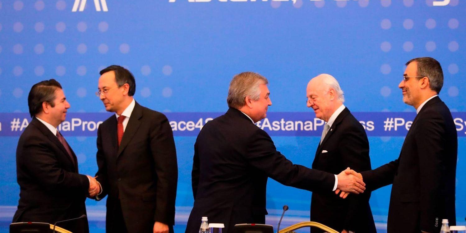 Förhandlare i Astana när samtalen inleddes i januari, FN-sändebudet Staffan de Mistura näst längst till höger.