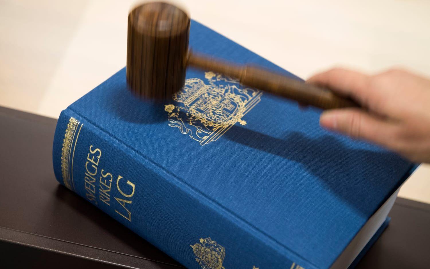 En man döms till 18 års fängelse för bland annat mord. Arkivbild.