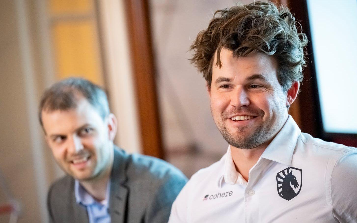 Magnus Carlsen, världens högst rankade schackspelare, är på plats i Malmö för sju dagars schackturnering. Till vänster i bild: Nils Grandelius, svensk stormästare.