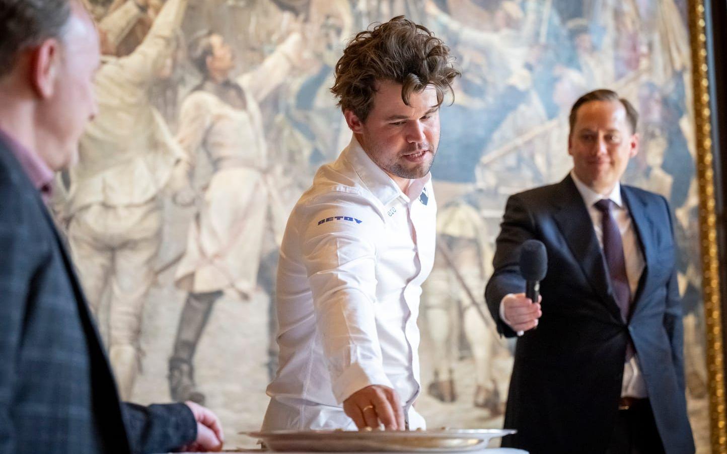 Magnus Carlsen vid lottningen på Rådhuset i Malmö.