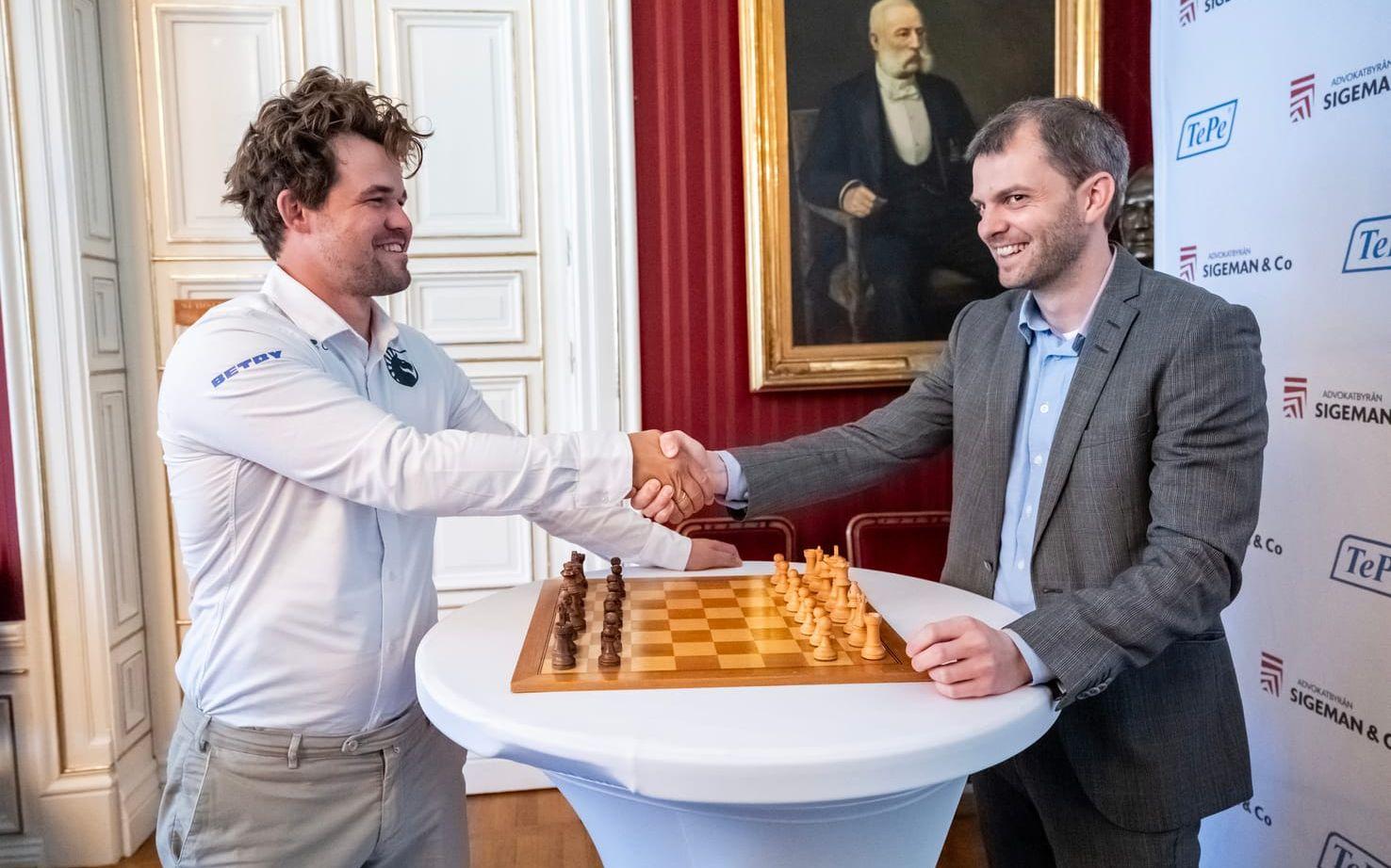 Magnus Carlsen och Nils Grandelius vid en pressträff i Malmö. På lördag möts de i schackturneringen Tepe Siegeman.