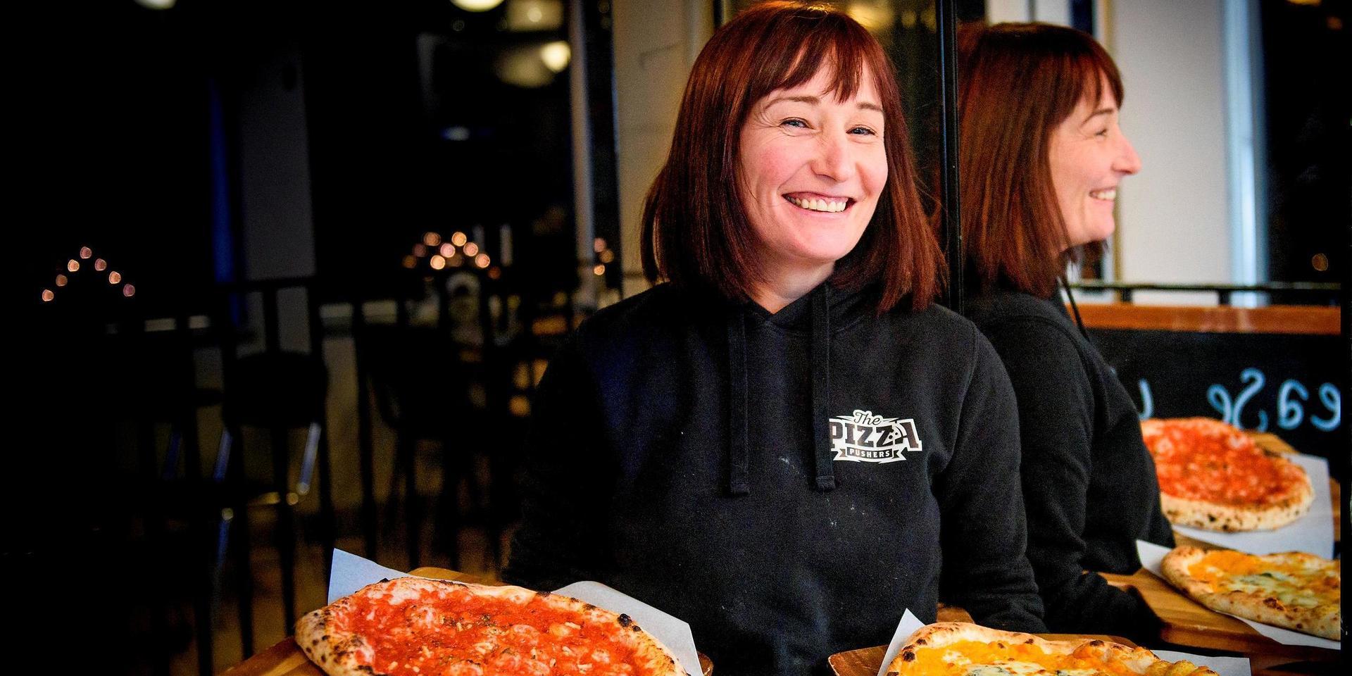 Kelly Atkins hoppas att hon och The Pizza Pushers ska kunna servera pizza och ordna något extra i samband med Pizzans dag den 1 januari. ”Men jag vet inte var än…”, säger Kelly. För vidare information – eller om man till våren vill bjuda in till pizzafest hemma i trädgården – se The Pizza Pushers på Facebook eller Instagram. 