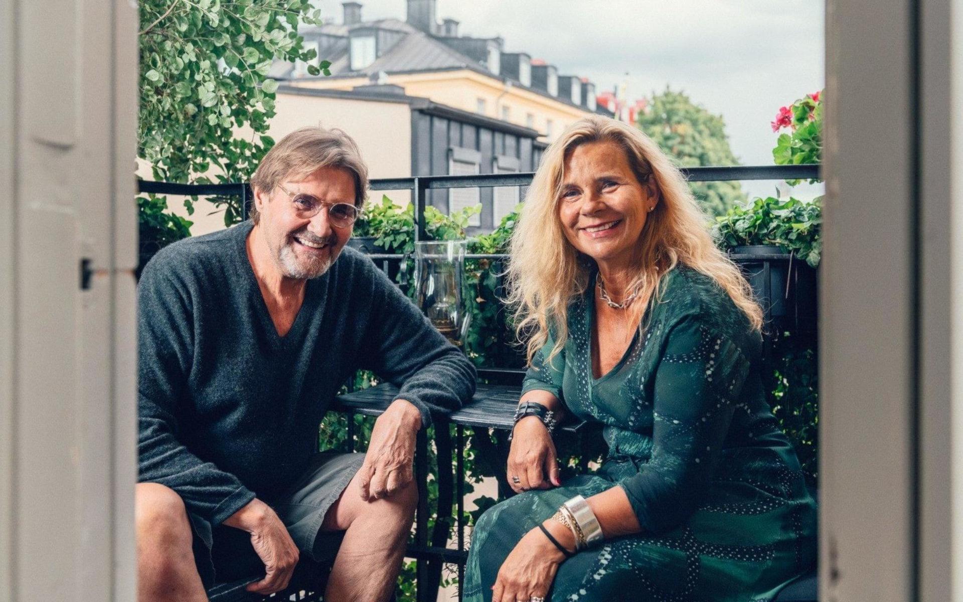Katarina Hahr intervjuar ofta teaterfolk. Här med skådespelaren Johan Rabaeus på hans balkong.