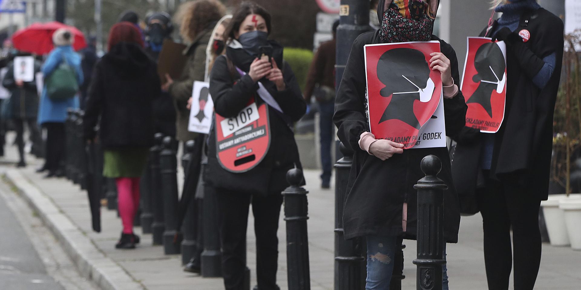 Aktivister i Warszawa som protesterar mot förslaget att skärpa abortlagstiftningen. Arkivbild.