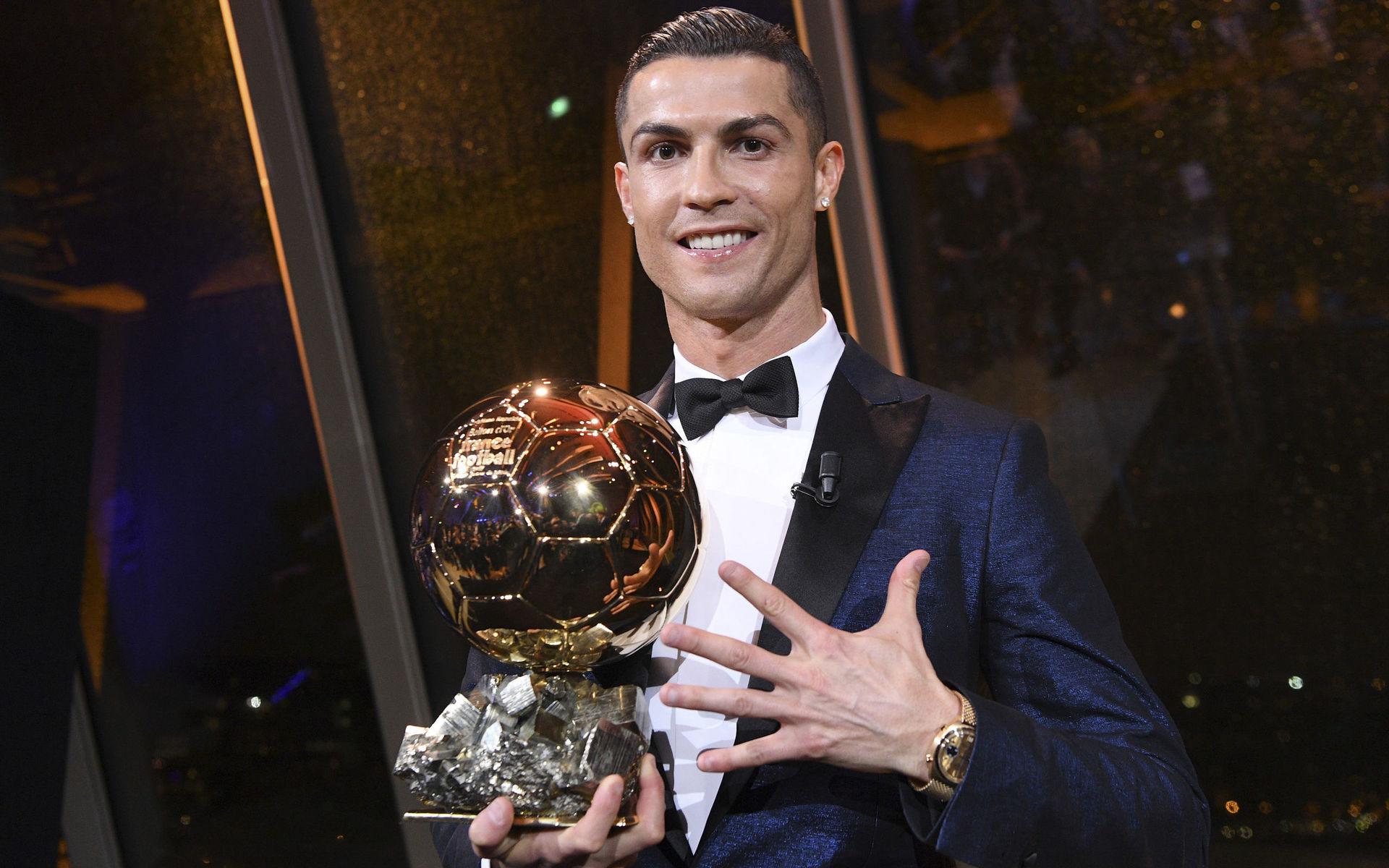 Senaste vinnaren är Juventus-stjärnan (då Real Madrid) Cristiano Ronaldo som då fick priset för femte gången