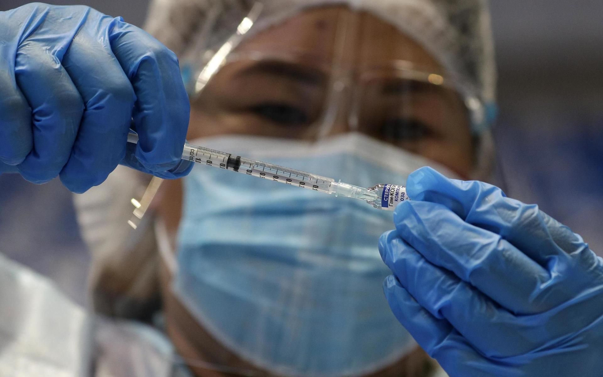 En lång rad länder använder det ryska vaccinet. Här förbereder sjukvårdspersonal i Filipinernas huvudstad Manilla en vaccindos.