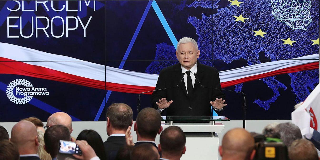 PIS-ledaren Jaroslaw Kaczynski talar vid partiets valvaka i söndags.