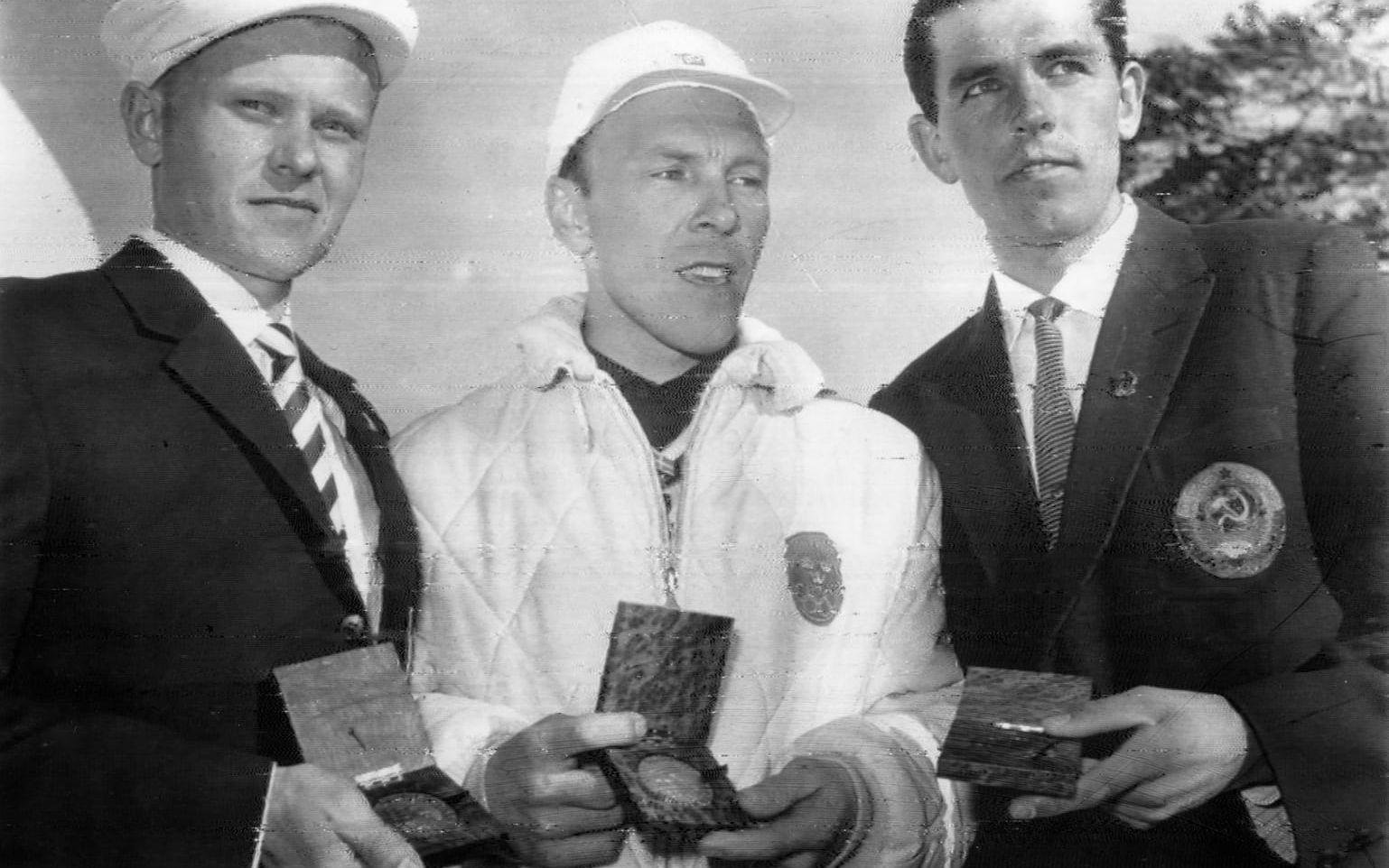 Klas Lestander tillsammans med tvåan Antti Tyrvainen, Finland (t.v) och trean Alexander Privalov, Sovjetunionen (t.h.).