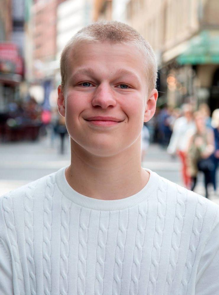 Kalle Ambjörnsson, 16, går på Ugglumskolan. "Jag har väl polare som kan säga dumma grejer ibland, man hör när folk går förbi i korridoren och så. Men jag gör inte det. Man vet vart gränsen går." Bild: Thomas Johansson