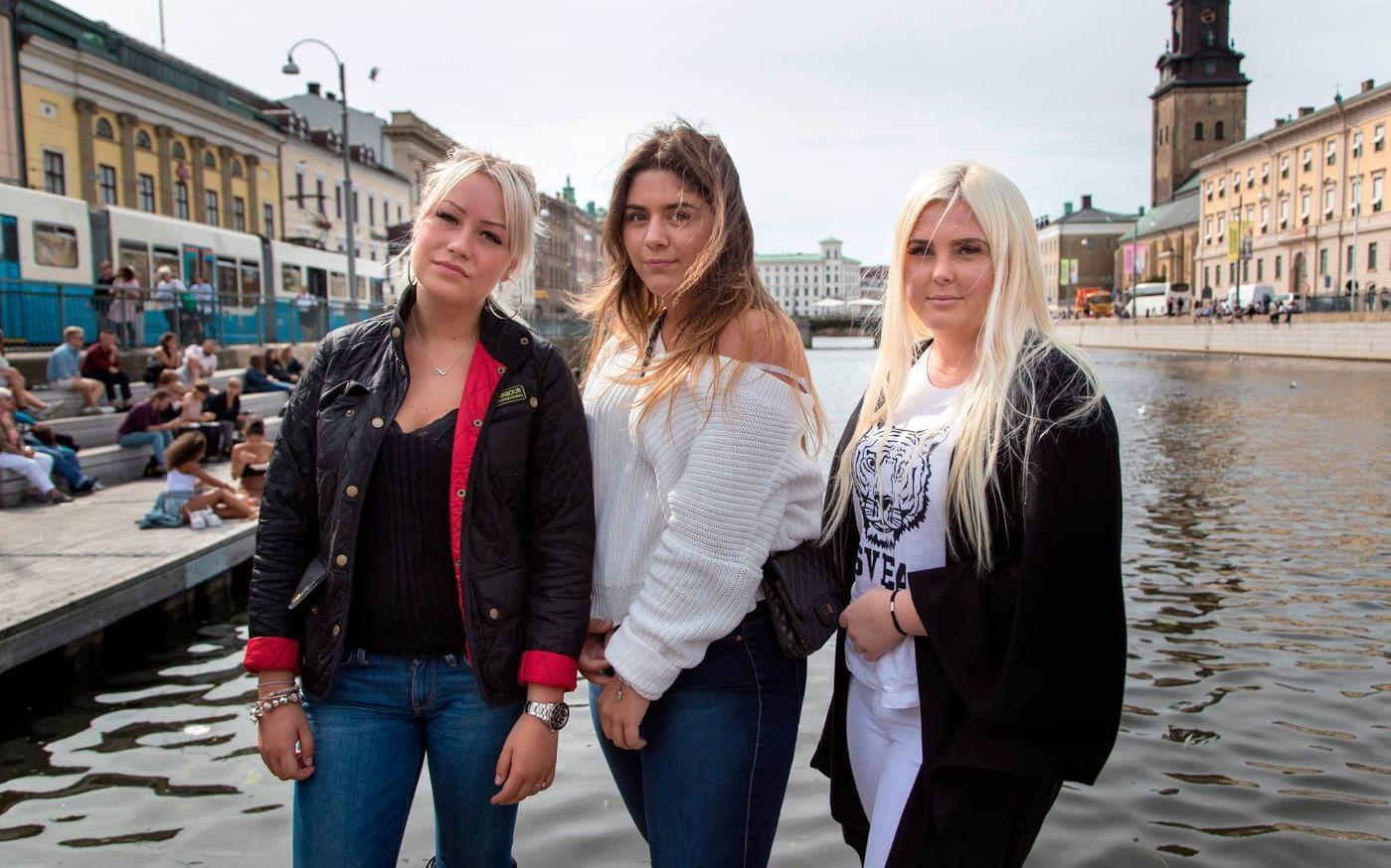 Isabell Bäckström, Sabina Kozovska och Elin Jigsten, 17, känner sig ganska förskonade från sexuella trakasserier. Men de har hört om folk som blivit utsatta. Bild: Thomas Johansson