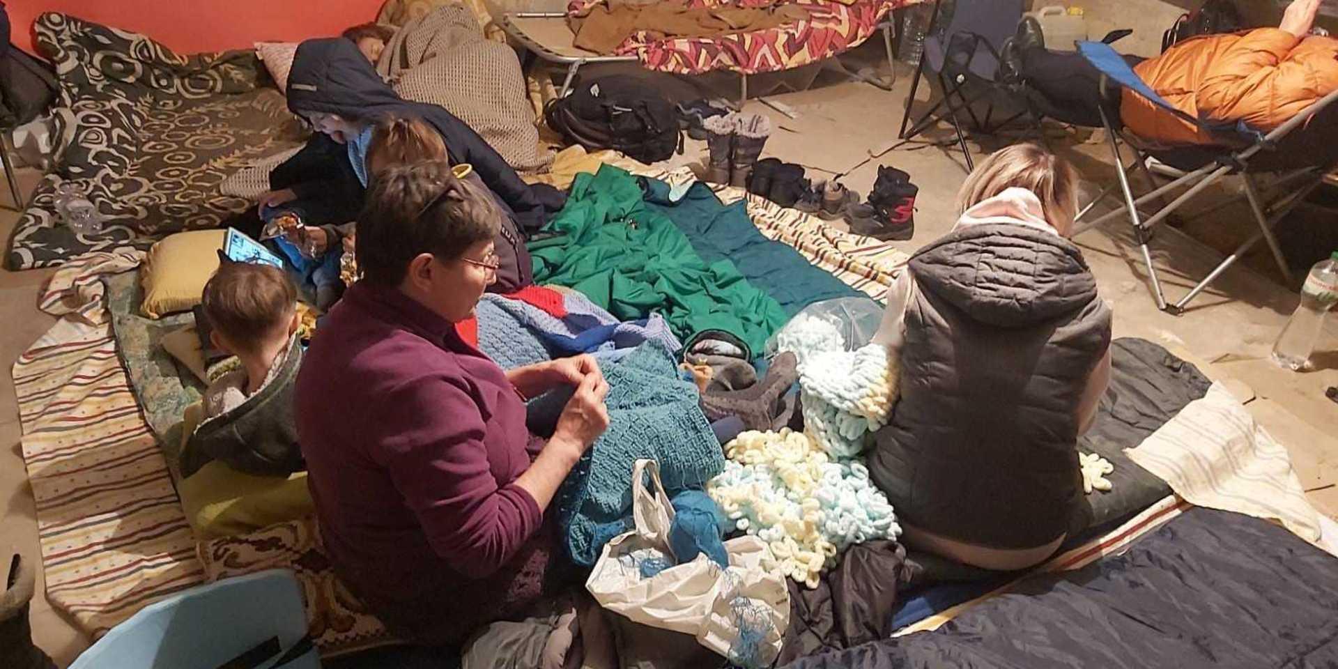 Inna Voloshyna sover tillsammans med sina grannar och deras barn i källaren av sitt bostadshus i centrala Kiev.