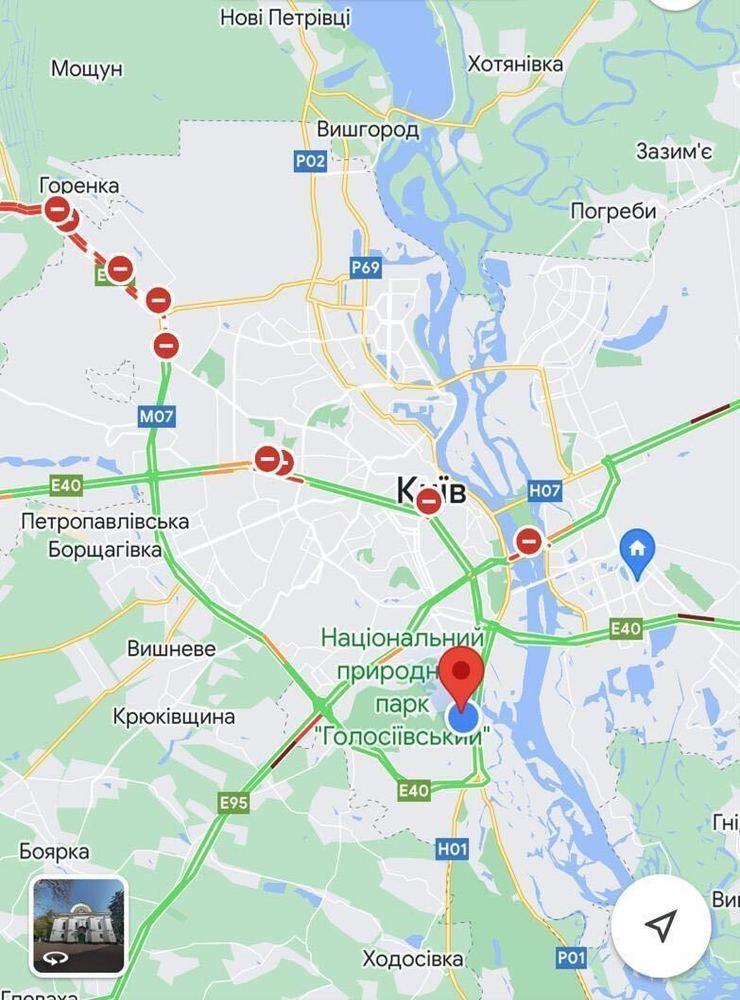 På en karta märker Juli Lytvynenko ut var hon befinner sig, samt var boendet hon tvingades lämna ligger. Med rött har hon markerat ut områden där strider pågår.