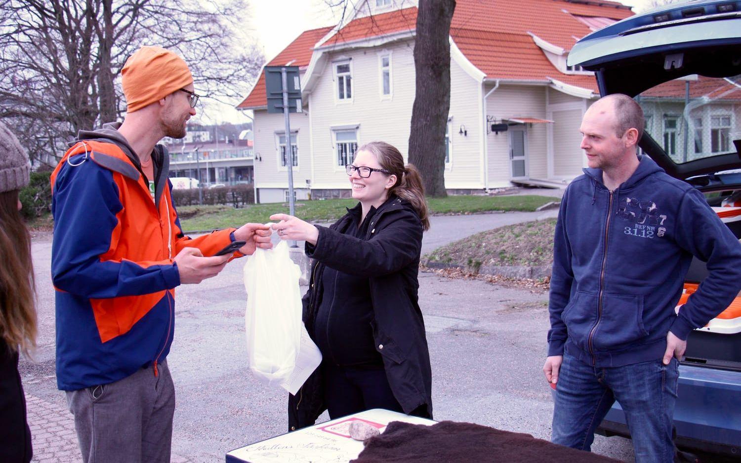 Mari och Daniel Neldemo levererar en beställning till en av kunderna under reko-ringen i Mölndal. Bild: Adam Andersson
