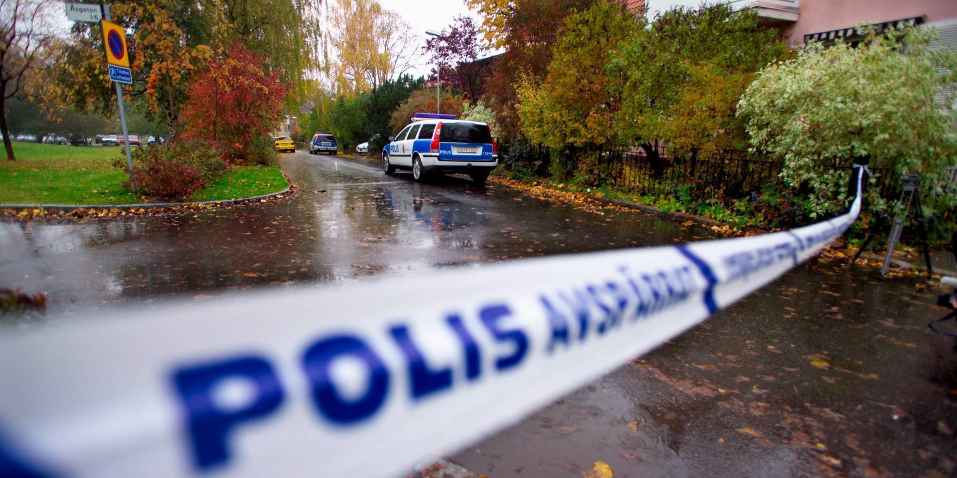 En åttaårig pojke och en 56-årig kvinna – som inte hade någon koppling till varandra – knivmördades i Linköping i oktober 2004. Under tisdagen greps en man misstänkt för dubbelmordet. 