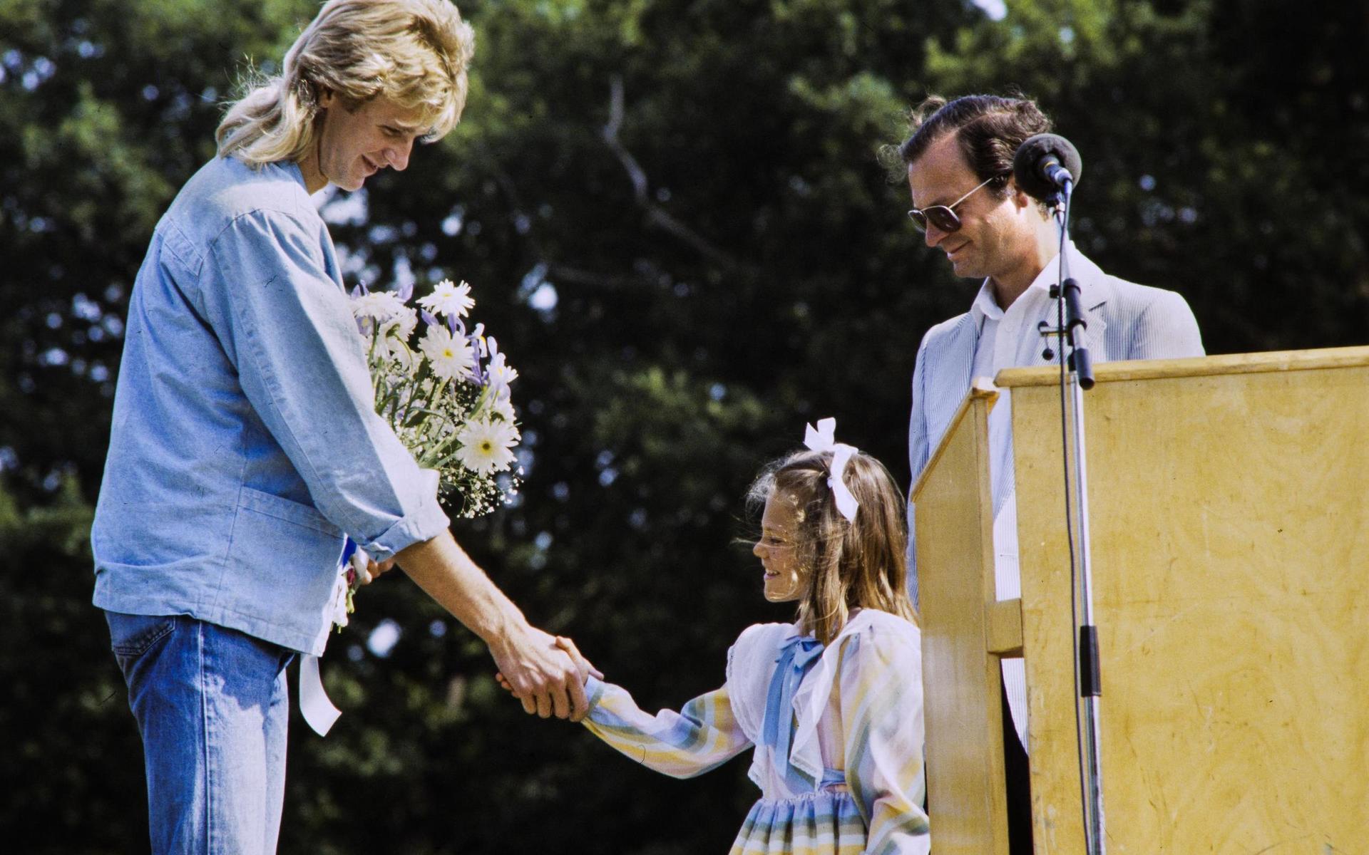 1985 delade kronprinsessan Victoria med assistans av kung Carl XVI Gustaf ut Victoriastipendiet till höjdhopparen Patrik Sjöberg.