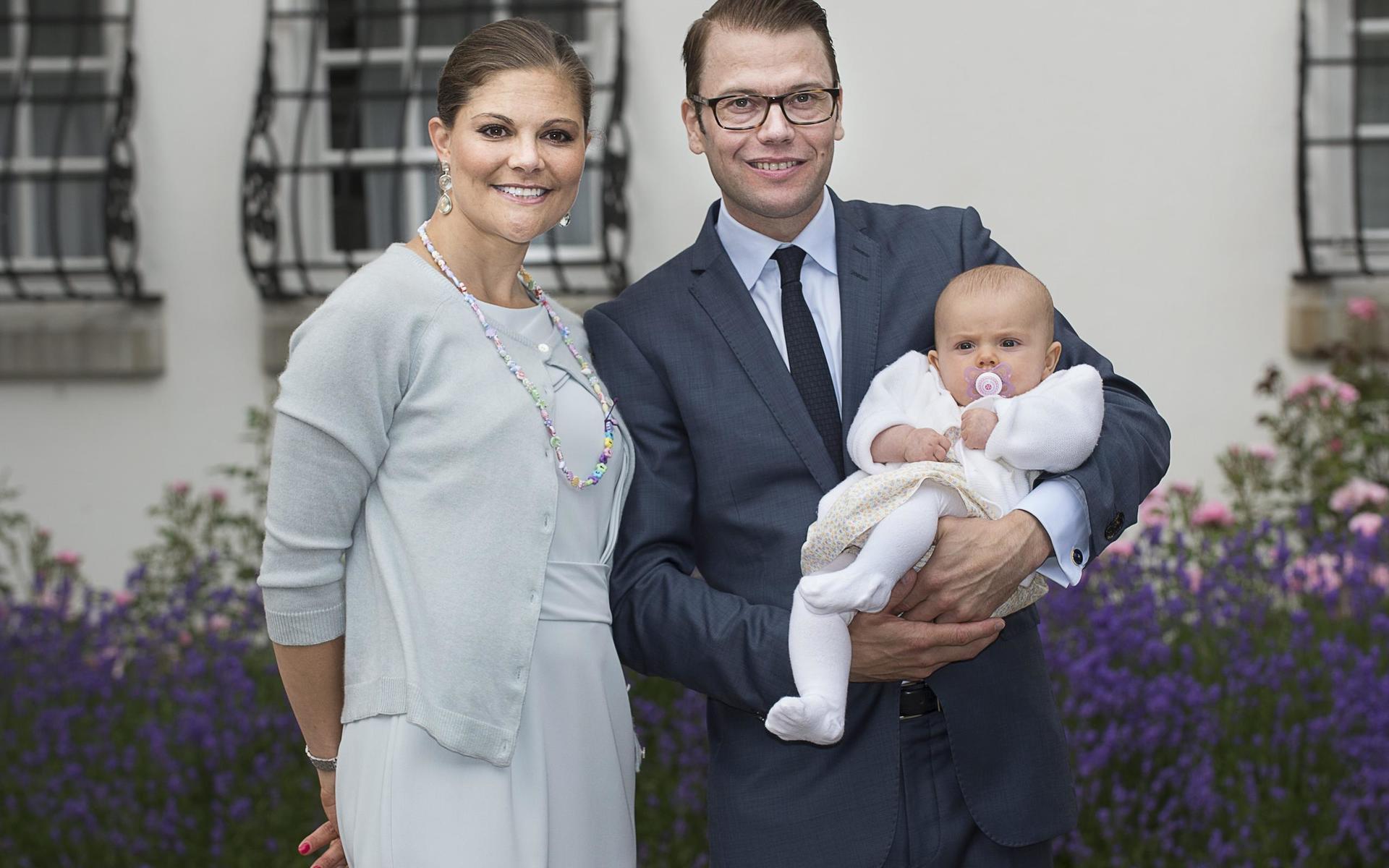2012 var det dags för prinsessan Estelle att fira sin mamma för första gången. Kronprinsessan Victoria och prins Daniel med sin nyfödda dotter på Solliden. 