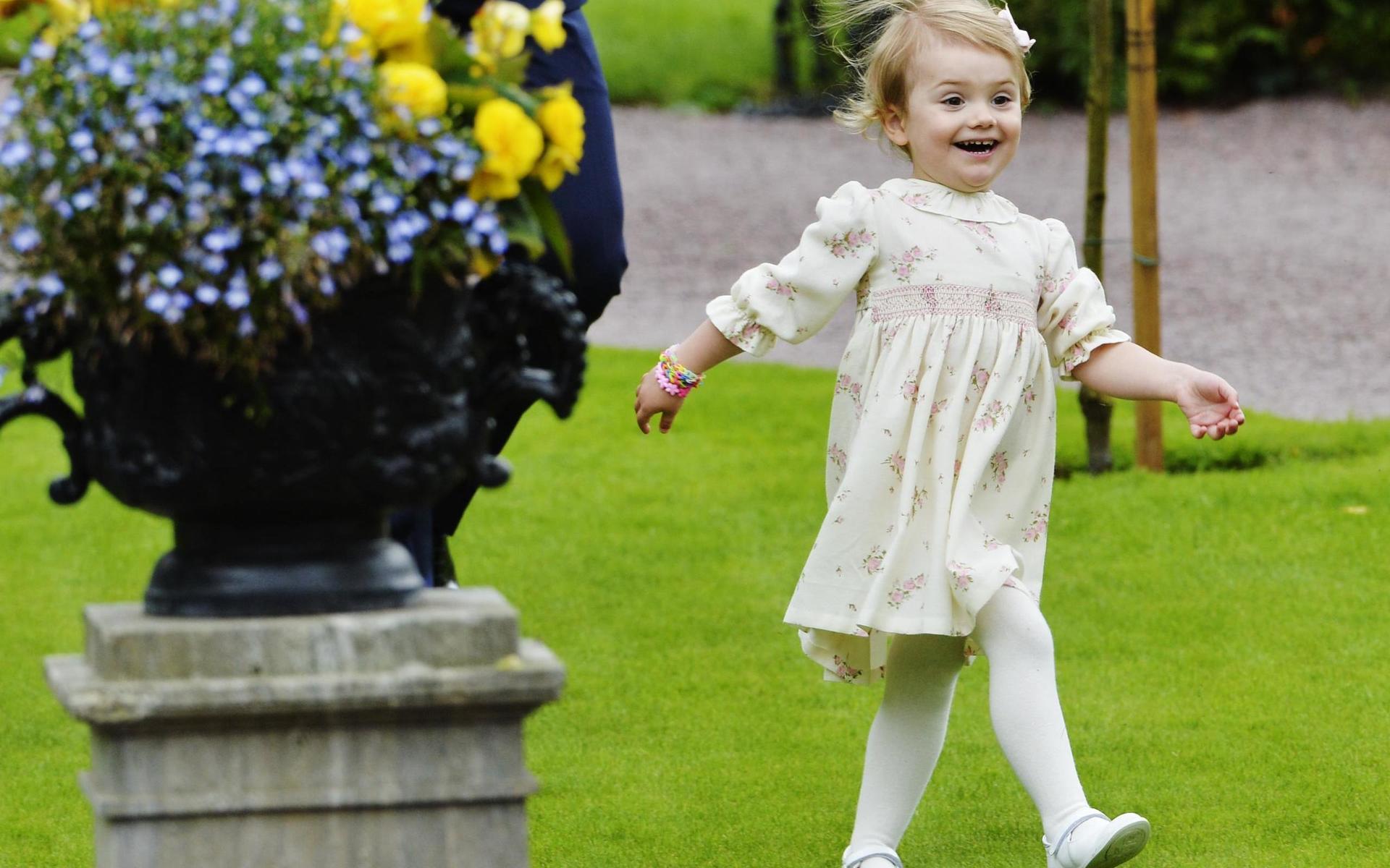 2014 fyllde kronprinsessan Victoria 37 år och firades på Solliden. Prinsessan Estelle var uppklädd och hade mycket spring i benen.