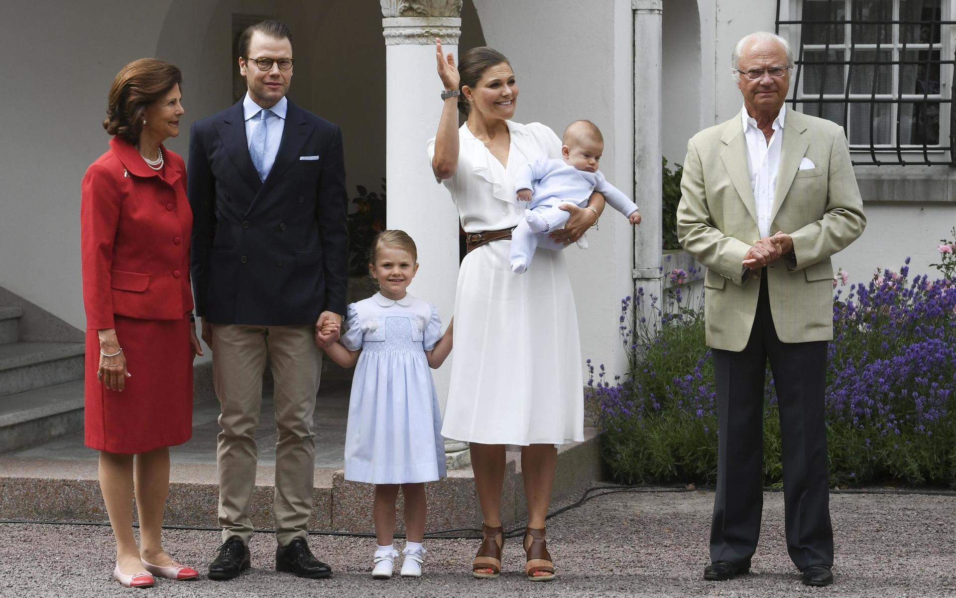 2016 gjorde prins Oscar debut på mammas firande på Öland. Här tillsammans med drottning Silvia, prins Daniel, prinsessan Estelle, kronprinsessan Victoria och kung Carl XVI Gustaf.