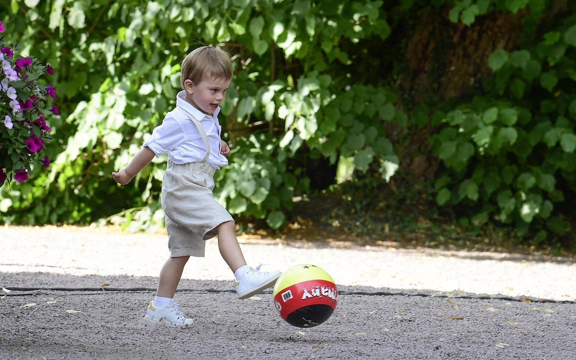 På dagen ägnande prins Oscar sig åt lite fotbollsspel medan mamma blev firad av allmänheten.