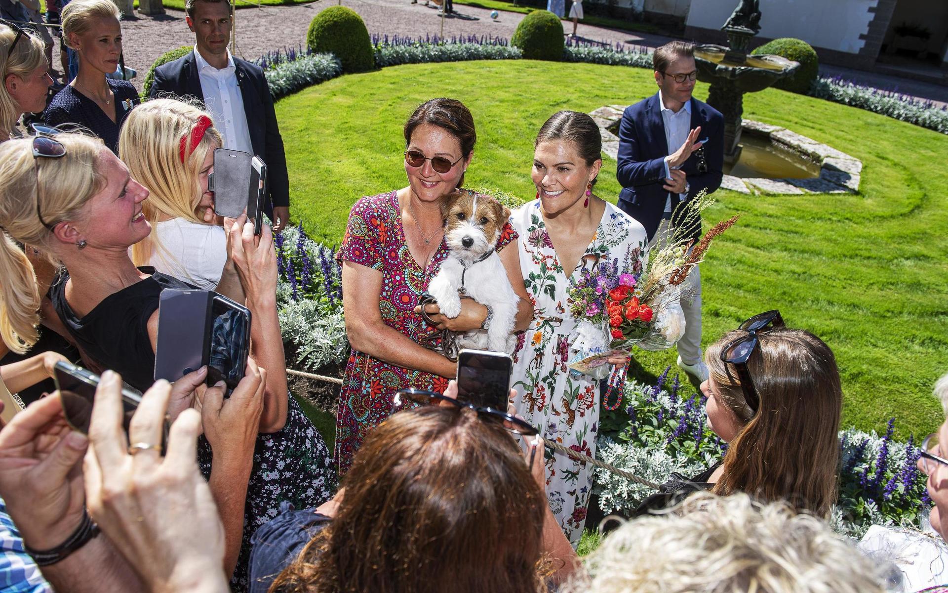 Förra året var det strålande sol på Öland när kronprinsessan Victoria gratulerades av allmänheten på Solliden. Att ta en selfie med henne är populärt.