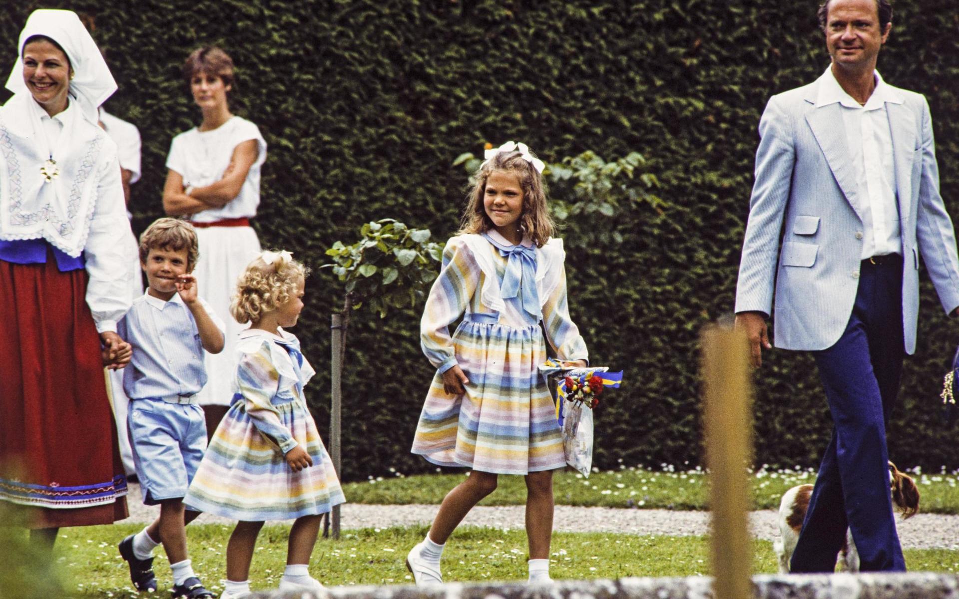 Samma år kunde vi se henne fira med mamma och pappa och småsyskonen prins Carl Philip och prinsessan Madeleine.