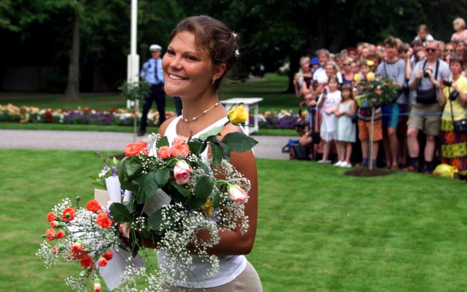 1999 firade Kronprinsessan Victoria sin 22-årsdag traditionsenligt utanför slottet Solliden på Öland. En stor mängd människor hade tagit sig till Solliden för att fira henne.