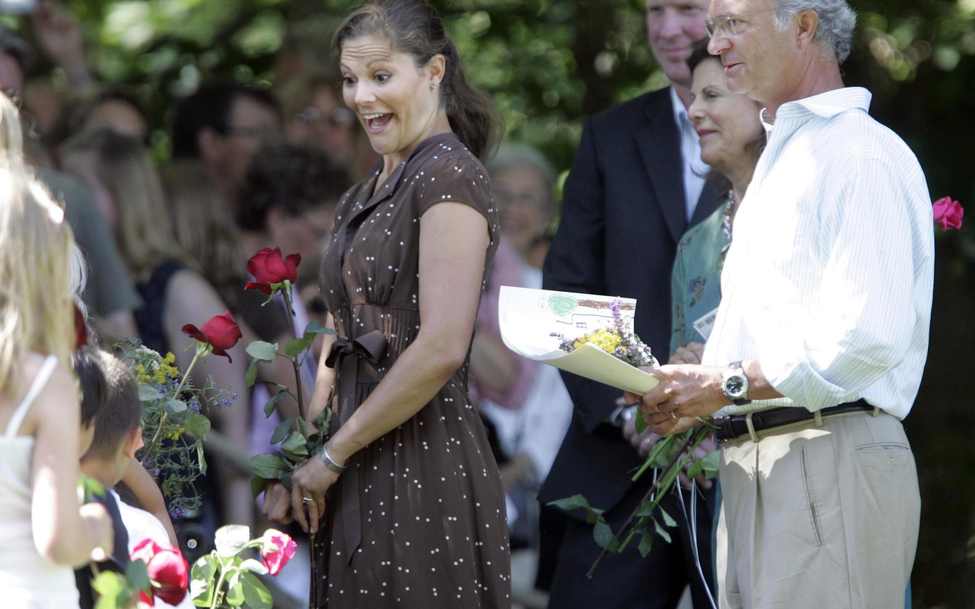 På sin 29-årsdag 2006 fick kronprinsessan Victoria bland annat rosor av de som ville fira henne på Solliden.