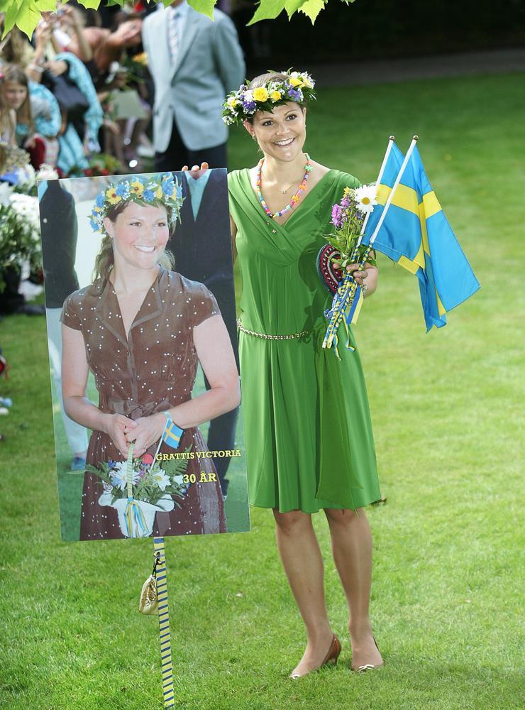 På sin 30-årsdag 2007 fick kronprinsessan Victoria en stor bild av sig själv i present. 