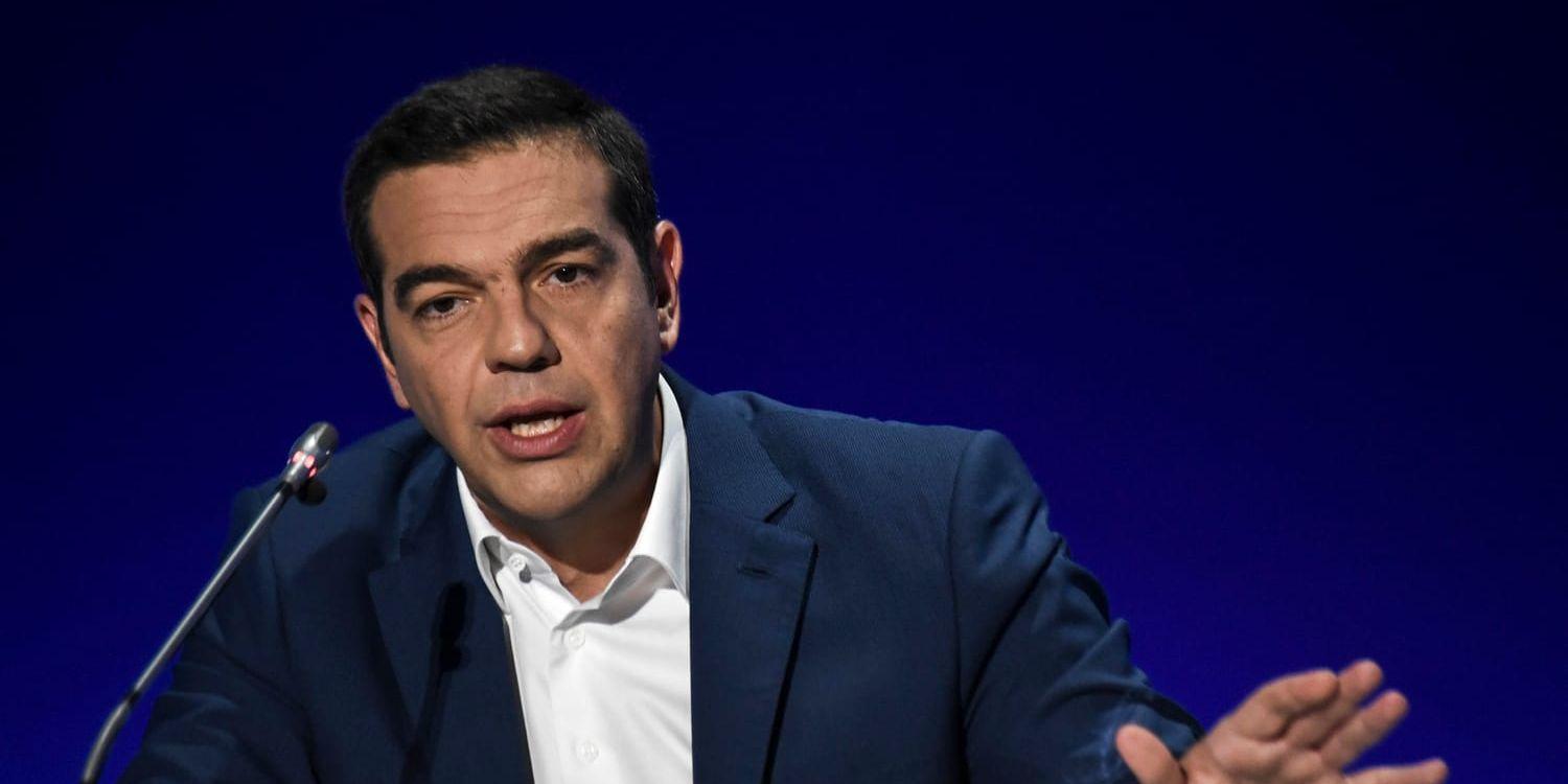 Greklands premiärminister Alexis Tsipras säger att regeringen kommer att hålla ihop trots oenigheter om Makedonienavtalet.