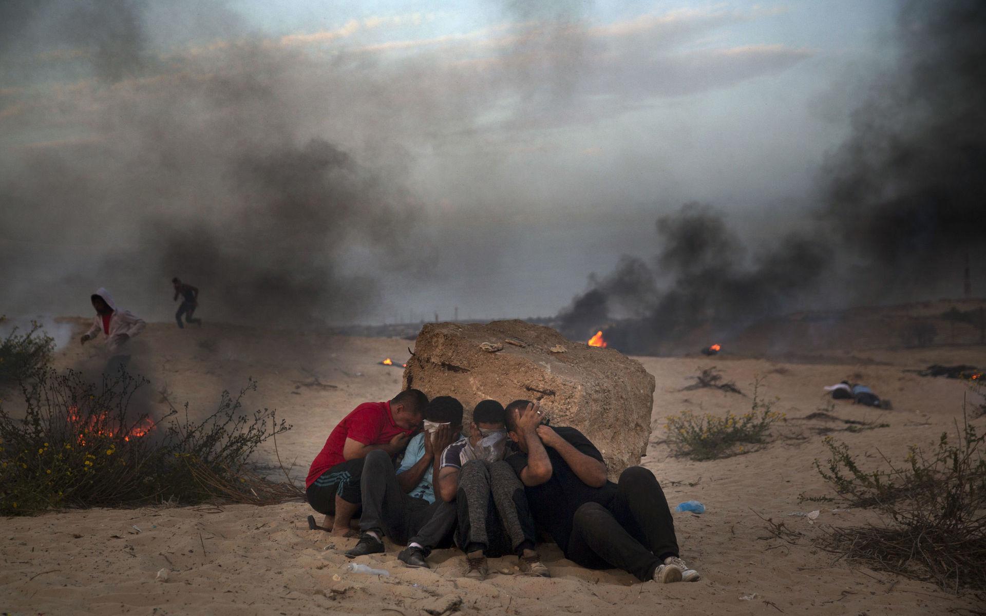 Palestiska demonstranter gömmer sig undan tårgasen i närheten av Beit Lahiya. Bilden är tagen den 22 oktober.