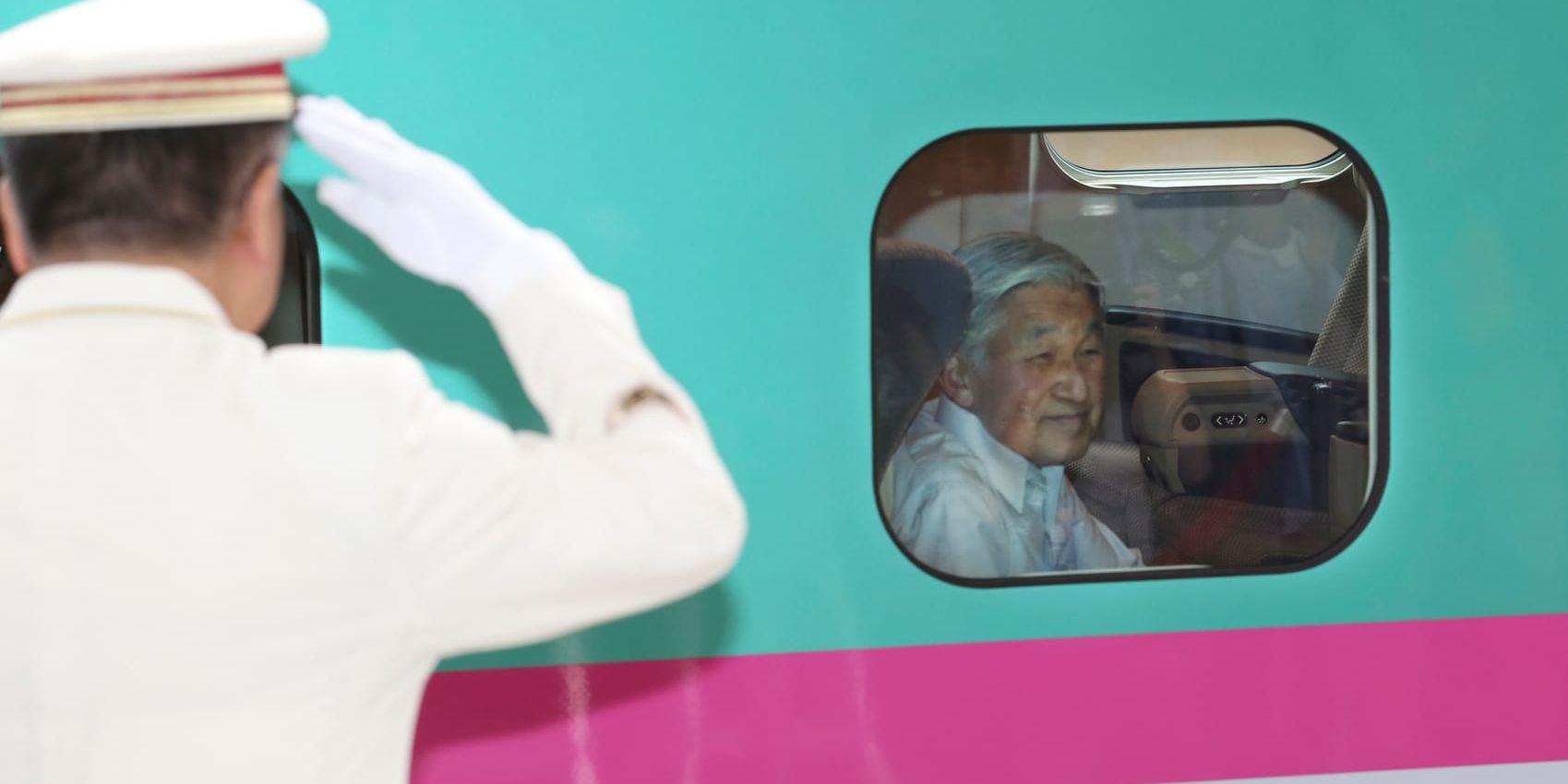 Kejsare Akihito när han tog snabbtåget Shinkansen från Tokyo till sommarvillan i Nasu häromveckan.