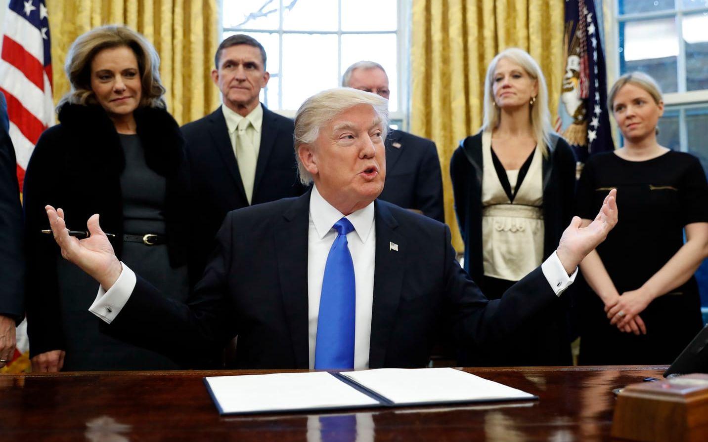 Under sin första tid i Vita huset har Trump undertecknat flera exekutiva ordrar. 