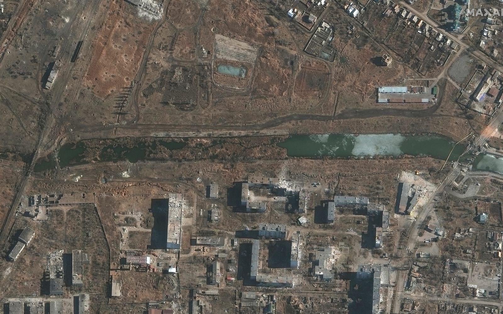 Bachmut delas av floden Bachmutovka. Den här satellitbilden som togs i måndags för en vecka sedan (den 6 mars) visar hur broar över floden har förstörts.