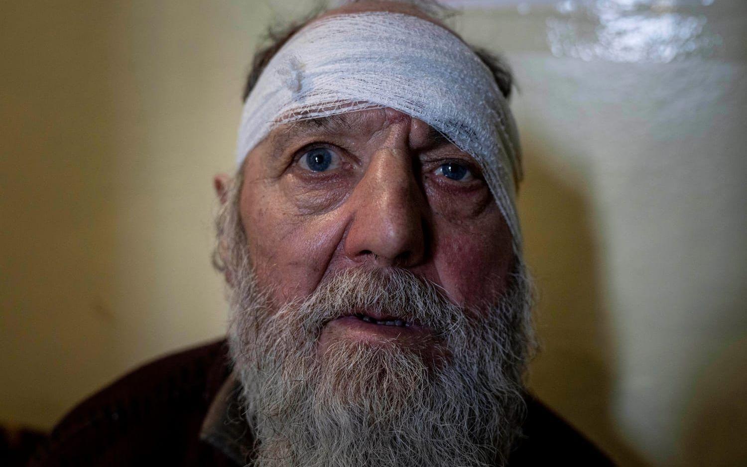 73-årige Serhij bor i Bachmut och skadades i ett anfall. Här sitter han på ett sjukhus i Kostiantynivka, där han har fått vård. Han har förlorat delar av sin hörsel och läkarna har amputerat hans ena ytteröra. Bilden togs i fredags.
