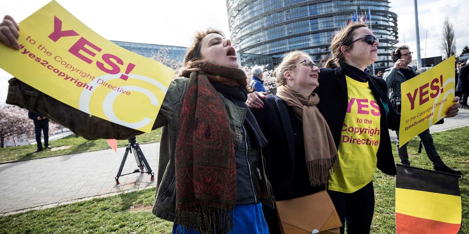 Debatten har varit het om EU:s nya upphovsrättsregler på nätet. I slutet av mars demonstrerade ja-anhängare utanför EU-parlamentet i Strasbourg. Arkivfoto.