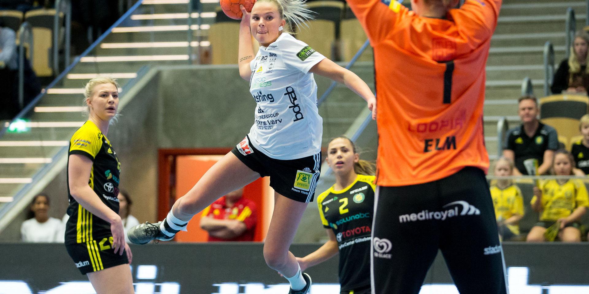 Kungälvs Clara Lerby mot Sävehofs målvakt Christina Elm under en match i Partille Arena. 