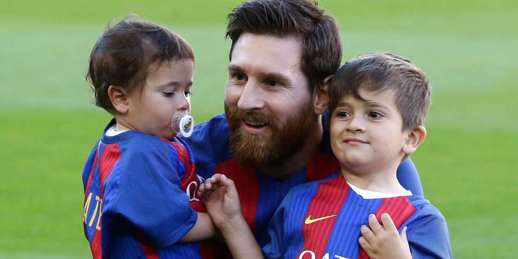 Lionel Messi med sina två äldsta söner, som nu har fått en lillebror. Arkivbild.