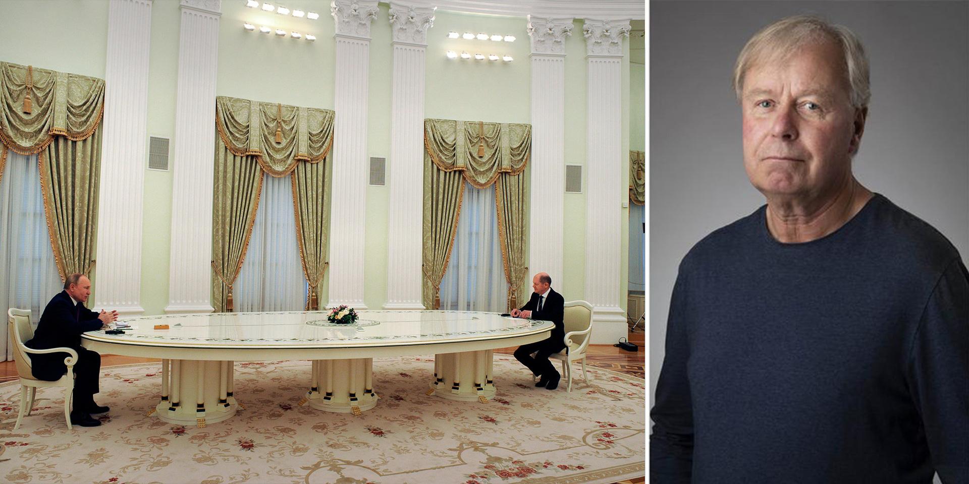Ryssland president Vladimir Putin och Tysklands förbundskansler Olaf Scholz i Kreml vid det stora bordet som symboliserar distansen mellan öst och väst i konflikten.