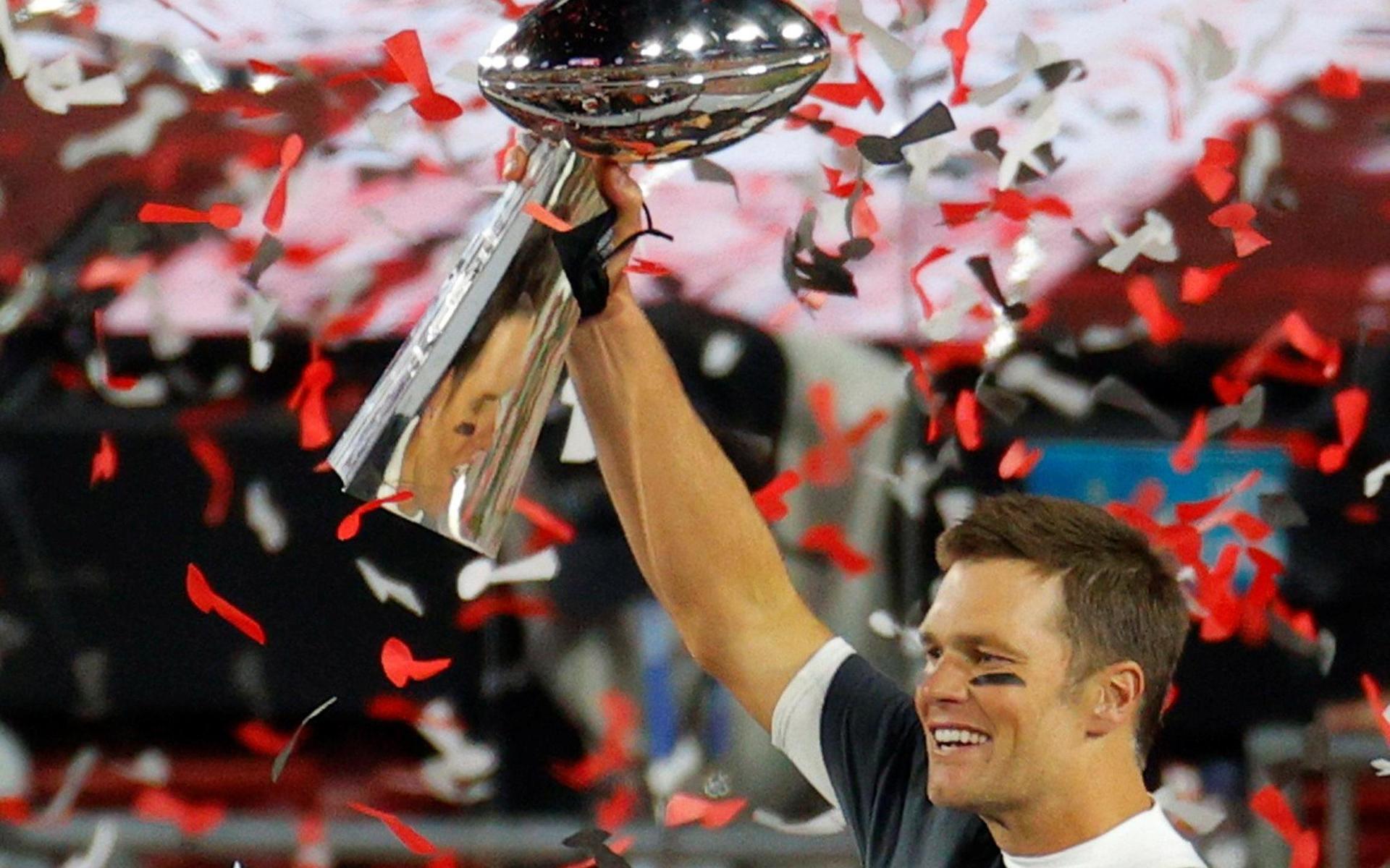 Ett samlarkort från Tom Bradys rookie-säsong har sålts för en rekordsumma. 