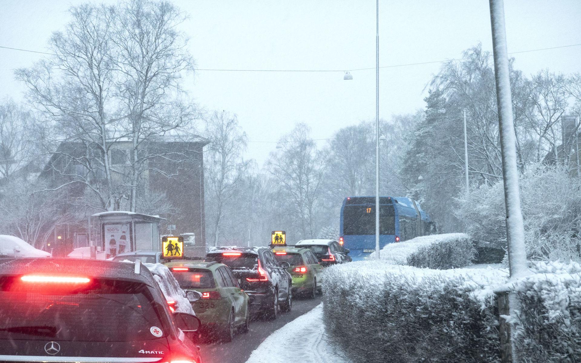 Snön vräker ner i Göteborg och i kranskommunerna. Trafikverket manar alla att ta det lugnt i trafiken.