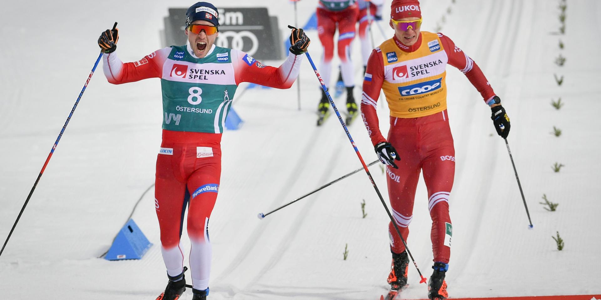 Norges Pål Golberg (vänster) åker i mål som vinnare före Rysslands Alexander Bolsjunov.