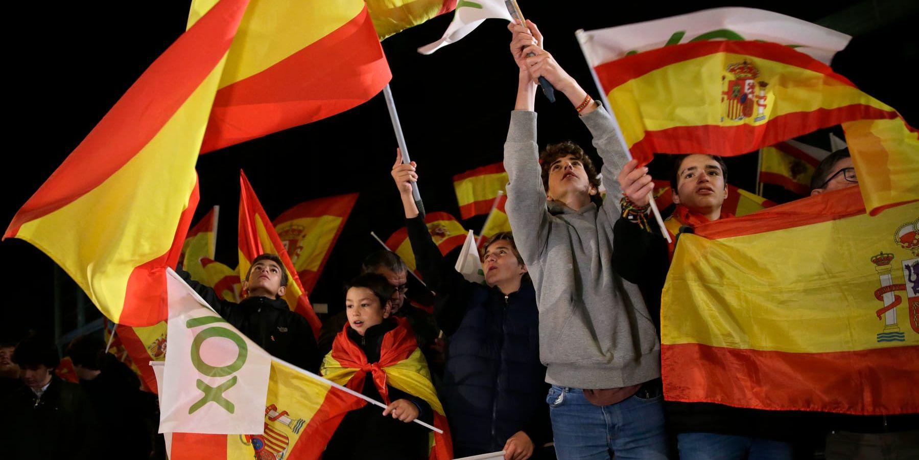 Segerrusiga Vox-anhängare i Madrid firar valframgången. Det högerradikala partiet är nu Spaniens tredje största.