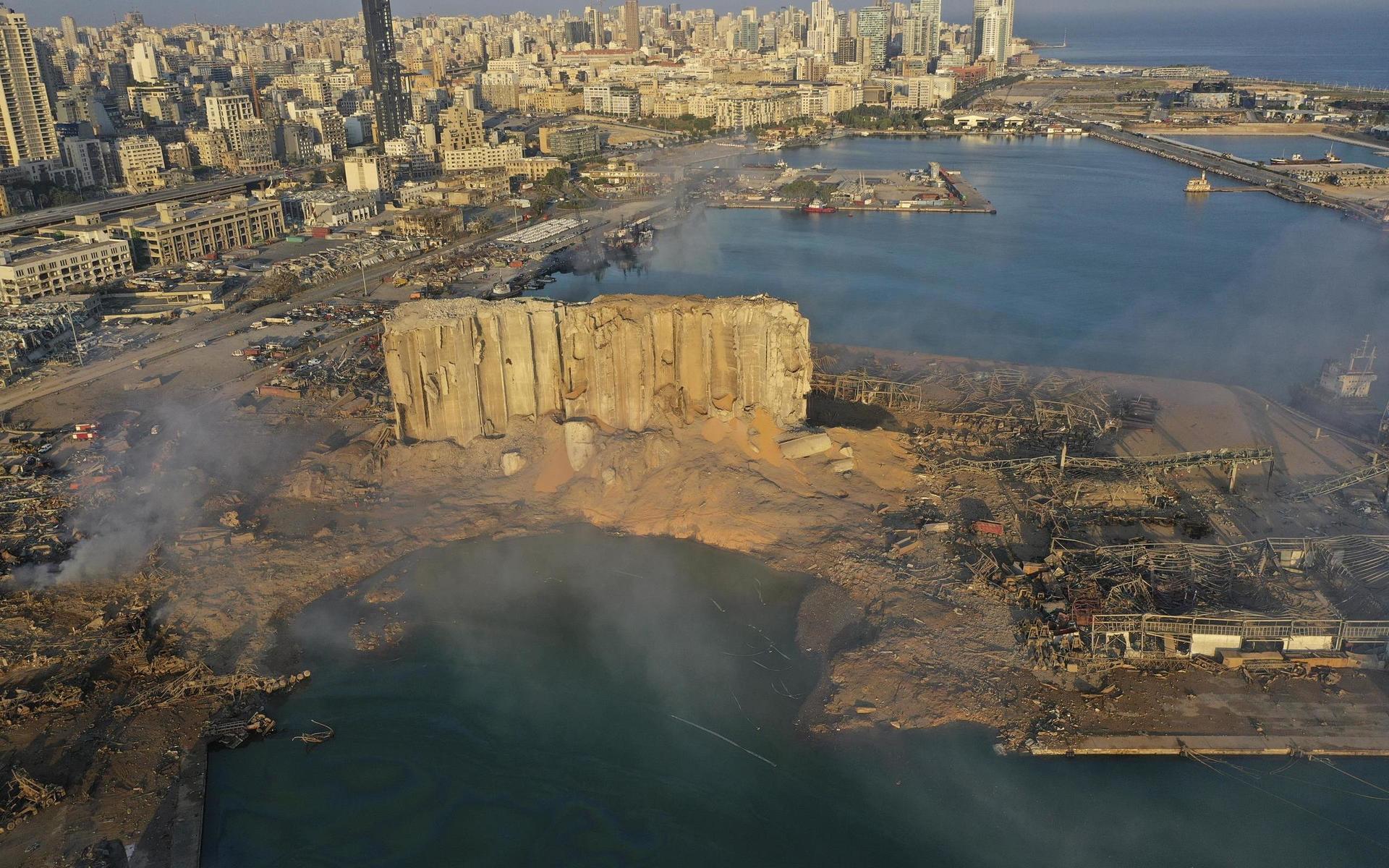 En drönarbild visar den enorma förstörelsen efter explosionen i Beiruts hamn på tisdagen. 