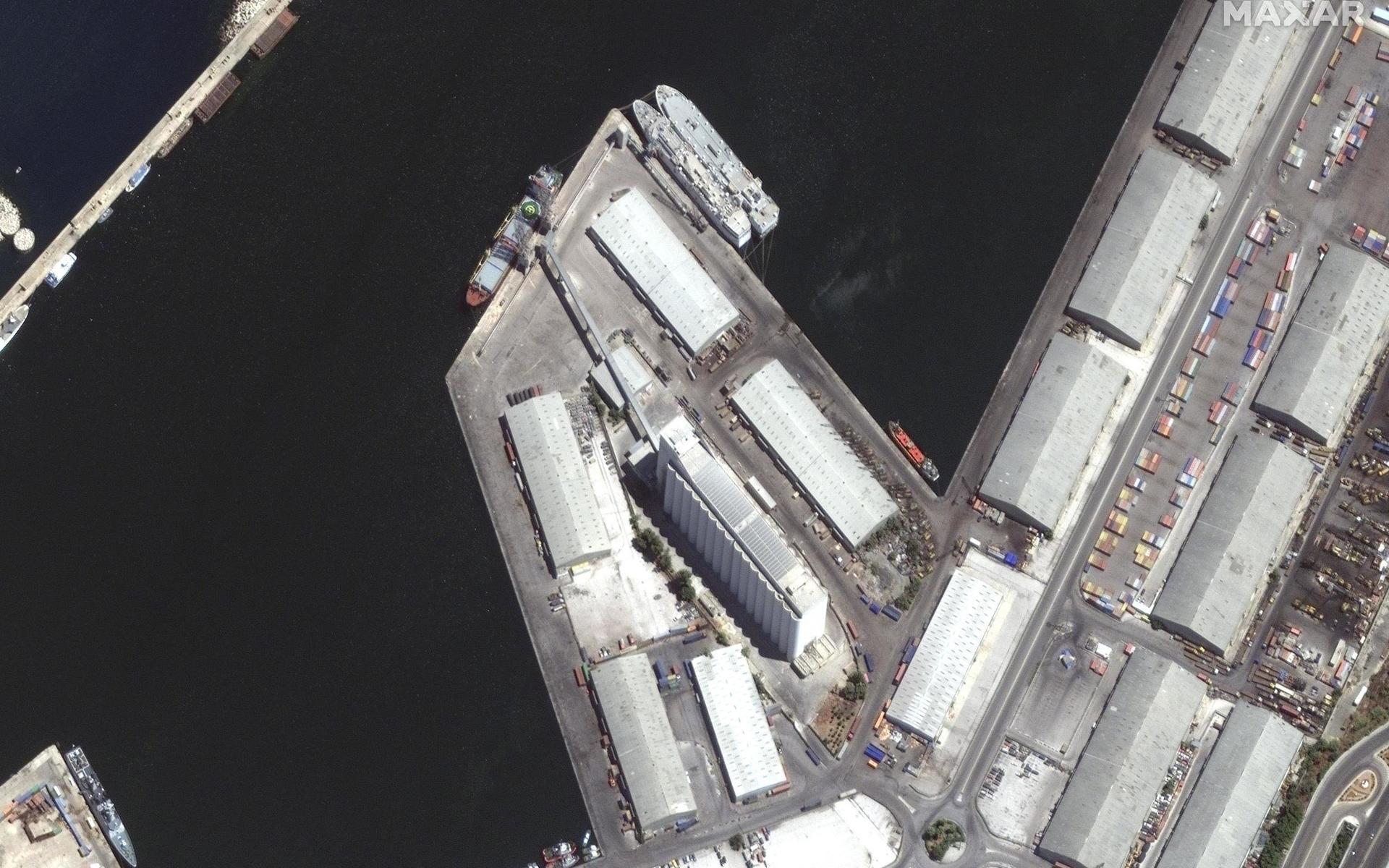 En satellitbild tagen den 31 juli visar byggnaderna i hamnen innan explosionen den 4 augusti. 
