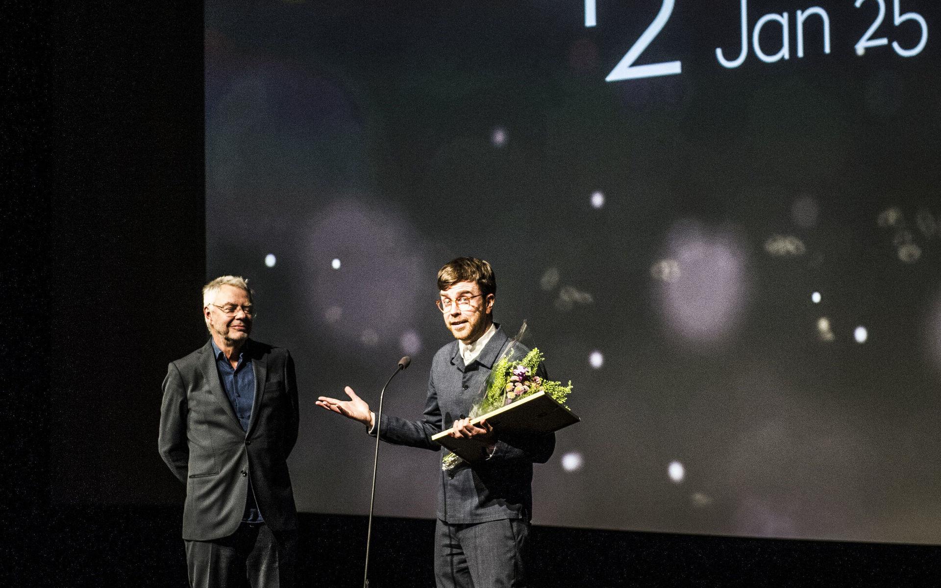 Den första punkten på dagordningen var att dokumentärfilmaren Marcus Lindeen fick ta emot Mai Zetterlingpriset på 200 000 kronor från konstnärsnämndens Bengt Toll.