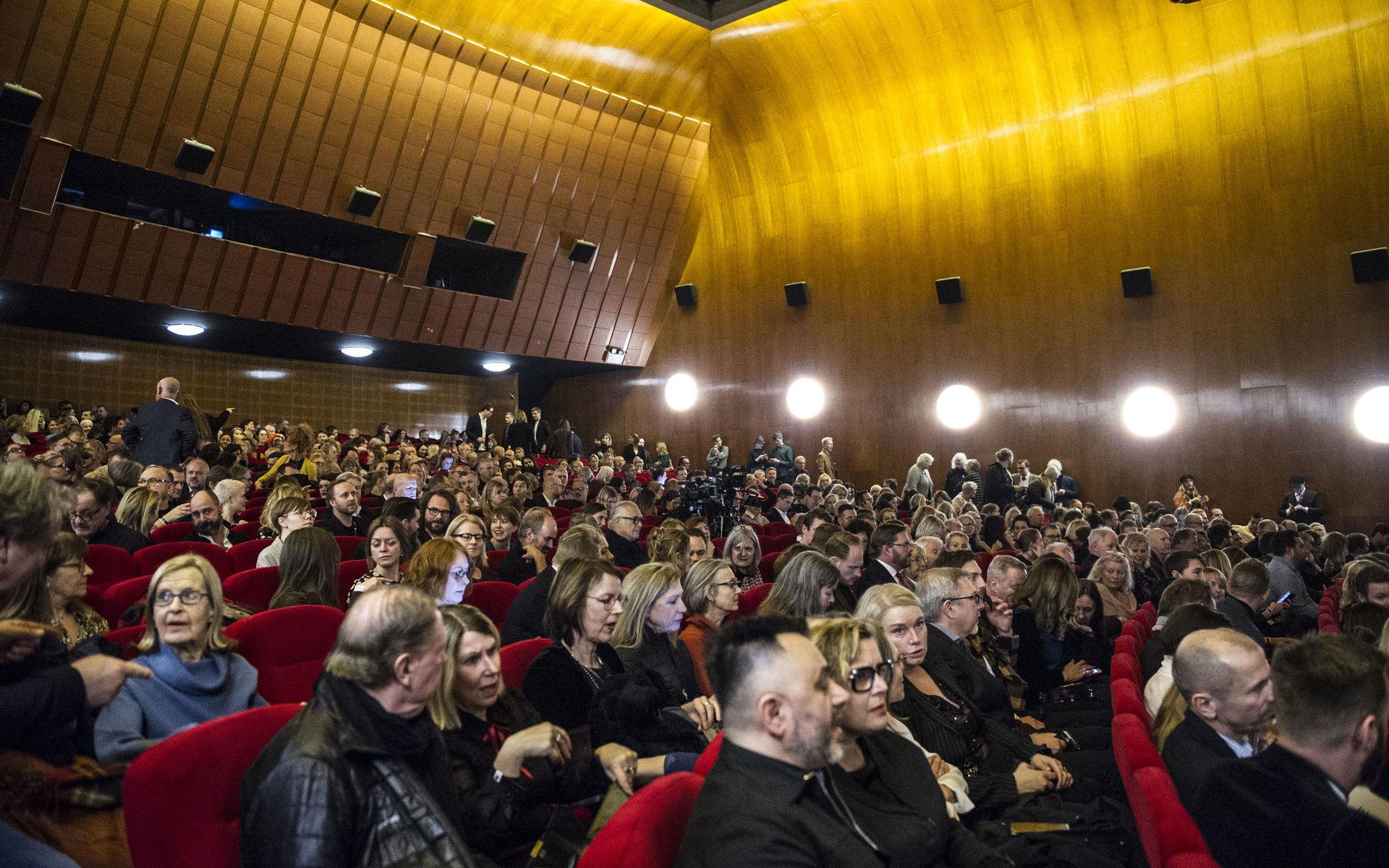 Publiken tycktes uppskatta kulturministerns tal om skattelättnader för filmproduktion, som ska leda till att fler internationella filmer spelas in i Sverige.