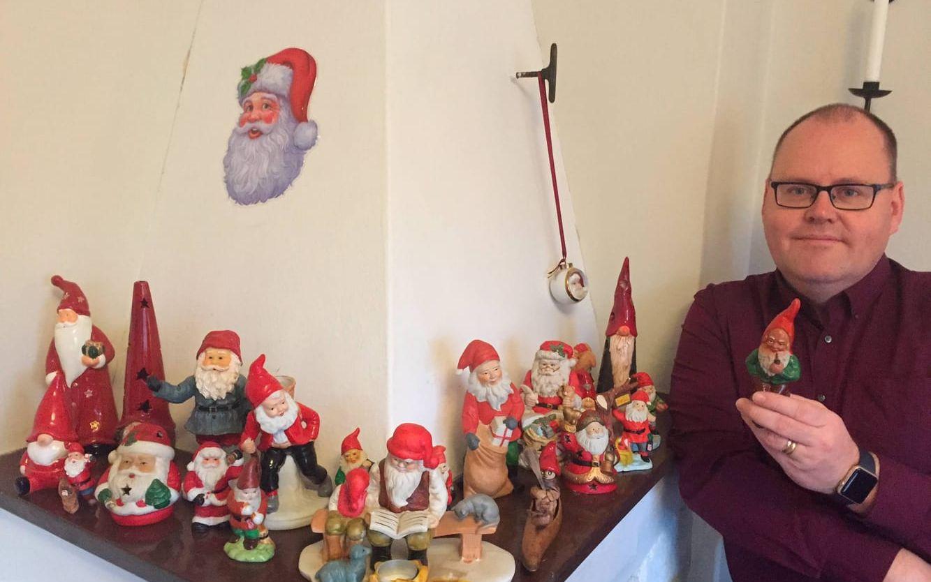 Johan Nyhus har ett hundratal tomtar som han varje år plockar fram för att skapa julstämning i hemmet. Bild: Privat
