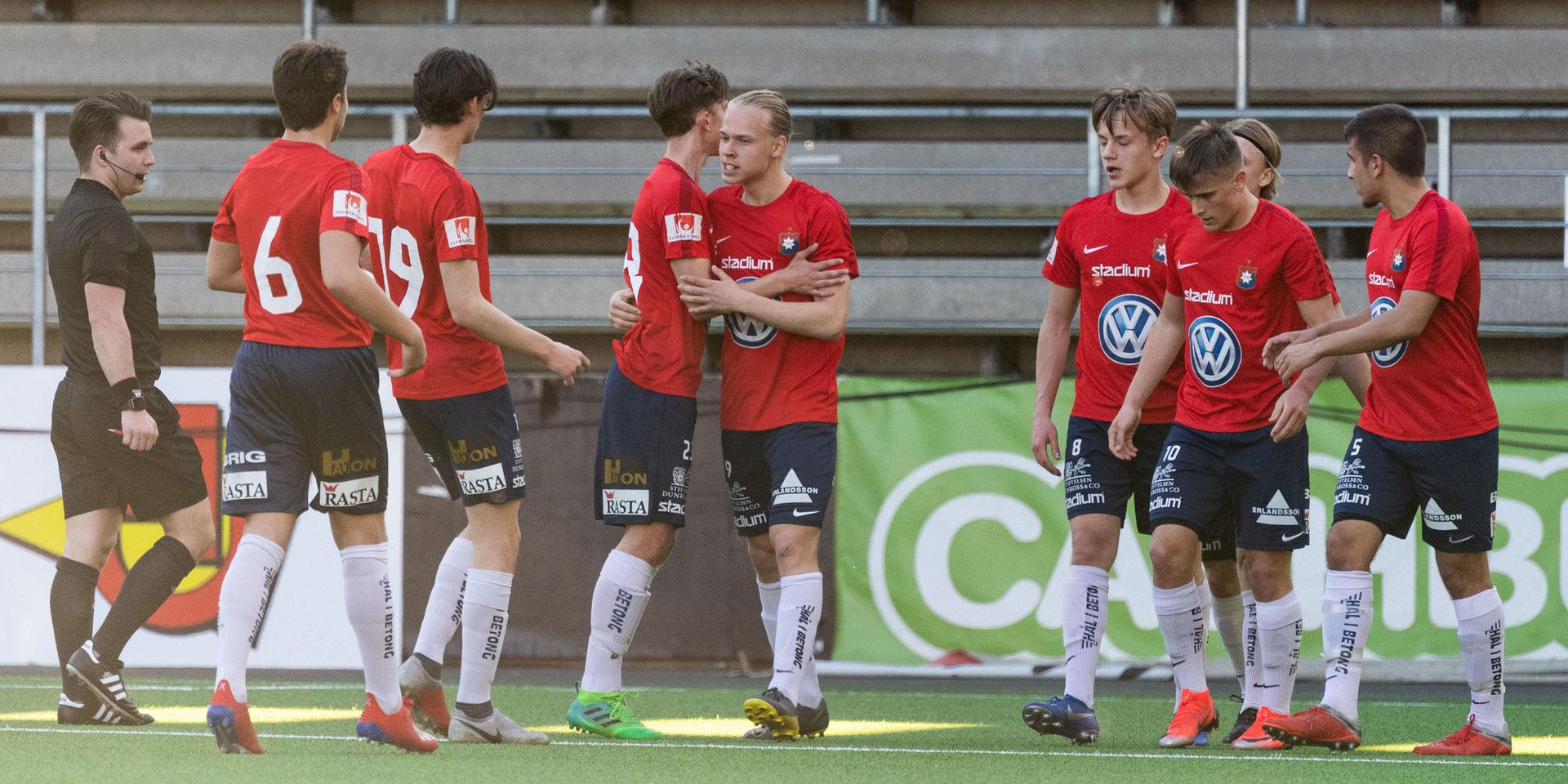 Örgrytes Jonathan Liljedahl (mitt i bilden) jublar efter 2-1-målet mot Elfsborg i april 2019.