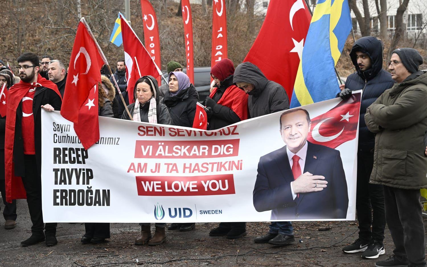 Den pro-turkiska organisationen Union of European Turkish Democrats (UETD) demonstrerar till stöd för Turkiet och president Recep Tayyip Erdogan utanför Turkiets ambassad.