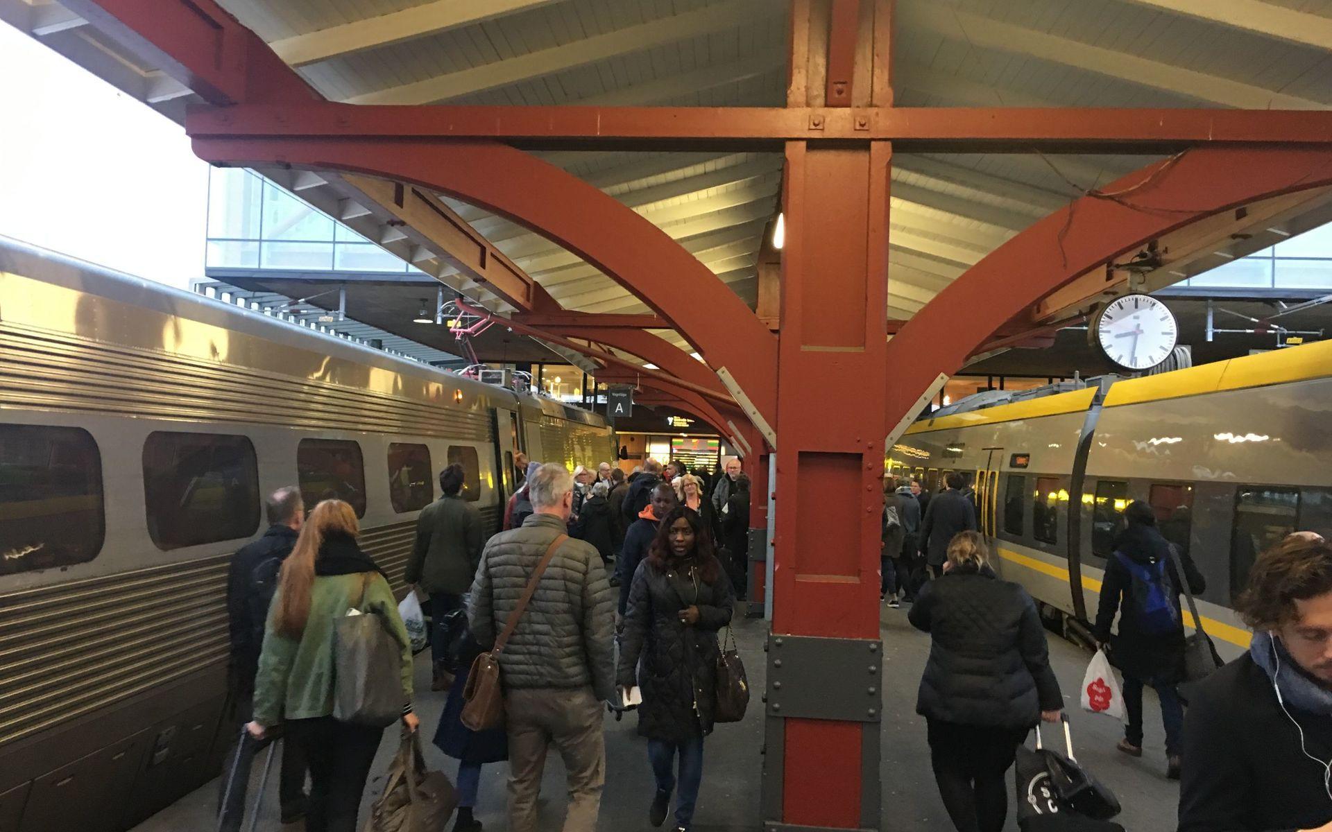 En mindre brand bröt ut i ett tåg på Göteborgs centralstation på måndagsmorgonen. Det rör sig om ett snabbtåg mot Stockholm.